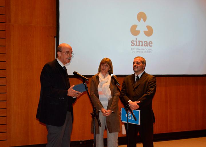 Luis García recibe un reconocimento para UTE, en representación de todos los entes y empresas públicas que colaboran en todas las fases de la GIR