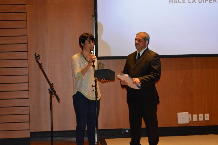 Olga Rodríguez, coordinadora del Centros Coordinadores de Emergencias Departamentales (Cecoed) de Paysandú, recibe reconocimiento en representación de los 19 Cecoed del país