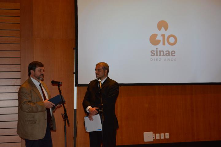 Sinae reconoce a todas las personas que han trabajado a lo largo de estos 10 años, distinguiendo a Gustavo Gil que liderara en su momento la Subdirección Operativa y Logística