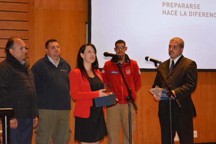 Presidenta de Cruz Roja UIruguaya, Ximena Pardo, entrega reconocimiento a ADES y en su nombre a todas las ONG que trabaja con Sinae Presidenta de Cruz Roja UIruguaya, Ximena Pardo, entrega reconocimiento a ADES y en su nombre a todas las ONG que trabaja con Sinae