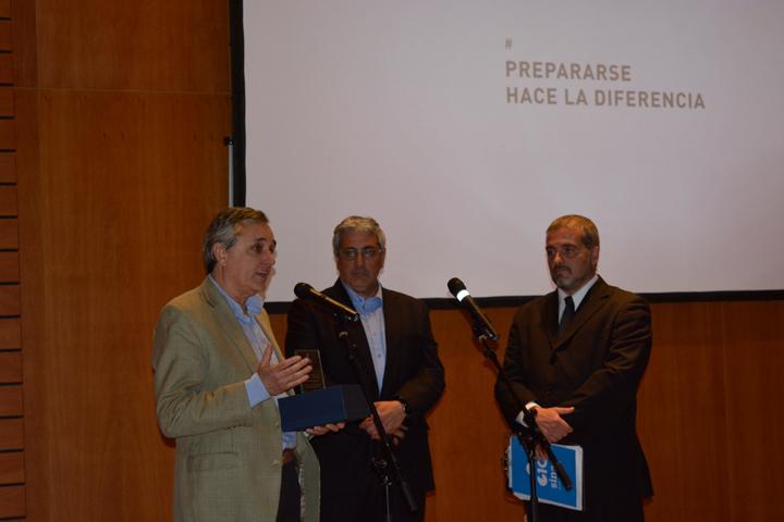 Subsecretario de MGAP, Alberto Castelar, entrega reconocimiento a la Sociedad de Productores Forestales como ejemplo del relacioniamiento del Sinae y empresas privadas