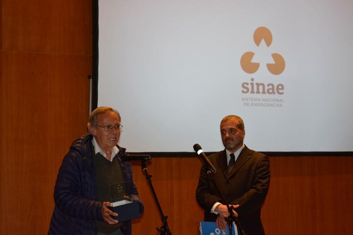 Subsecretario de MVOTMA e integrante de la Junta Nacional de Emergencias y Reducción de Riesgos, Jorge Rucks, entrega reconocimiento del Sinae al SNRCC