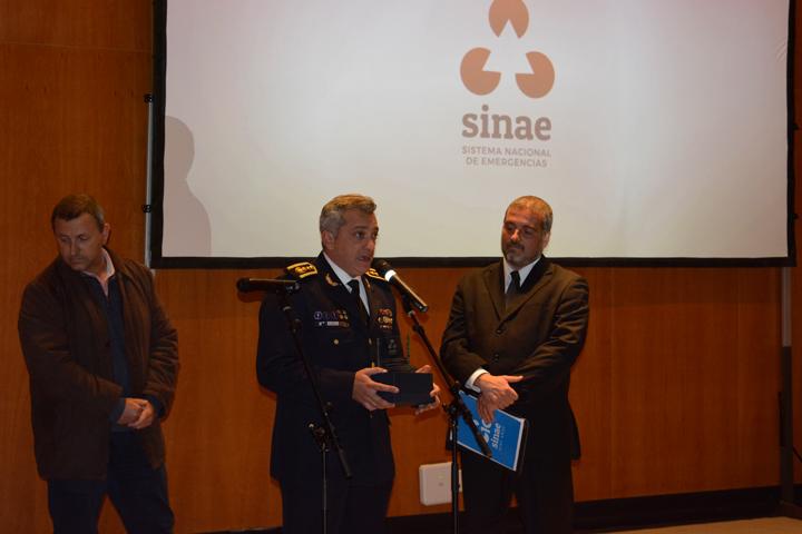 Director Nacional de Bomberos, Leandro Palomeque, recibe reconocimiento de parte del Sinae por su trabajo como primeros respondendores durante emergencias