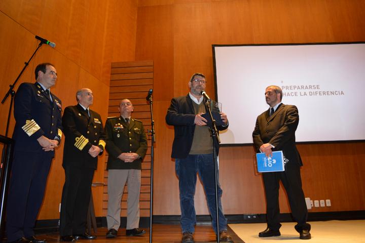 Integrantes de las Fuerzas Armadas reciben reconocimiento de manos del Subsecretario de Defensa, Andrés Berterreche por su trabajo durante situaciones de emergencia