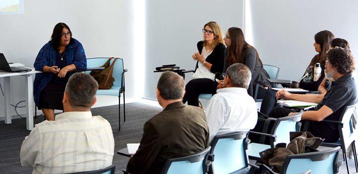 Curso "Introducción a la Gestión Integral del Riesgo con Enfoque Psicosocial" Personas sentadas en círculo, participando en una capacitación