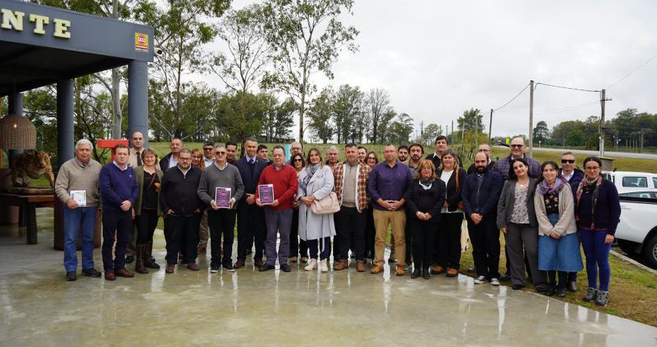 Foto grupal de las personas asistentes al encuentro nacional de Coordinadores/as de Cecoed en Flores