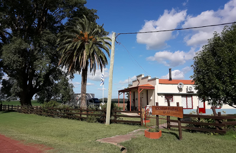 Fachada escuela rural