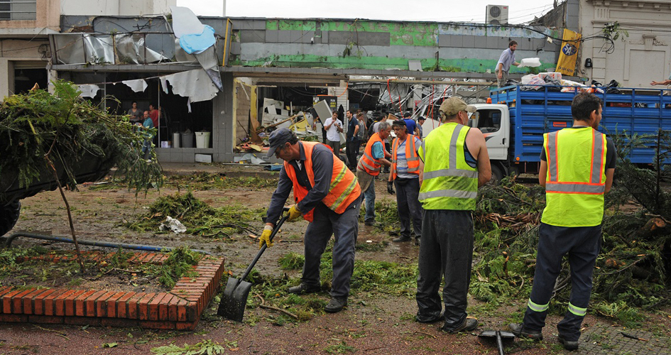 Fuente: Presidencia - Tornado en la ciudad de Dolores 15 de abril de 2016 Tornado en la ciudad de Dolores 15 de abril de 2016