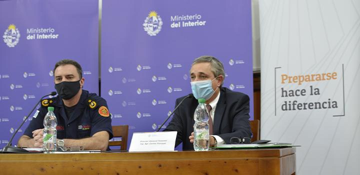 Encargado de la Dirección Nacional de Bomberos Crio. May. Tec. Prev. Ricardo Riaño, el Director General Forestal Ing. Agr. Carlos Faroppa