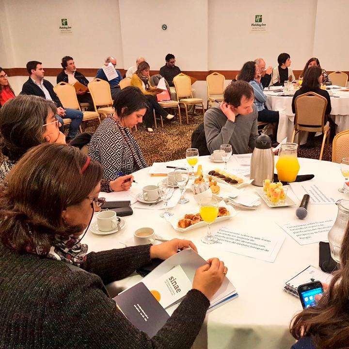 Participantes de las Mesas de diálogo y reflexión intercambiando sobre acciones de gestión correctiva, compensatoria y prospectiva Participantes de las Mesas de diálogo y reflexión intercambiando sobre acciones de gestión correctiva, compensatoria y prospectiva
