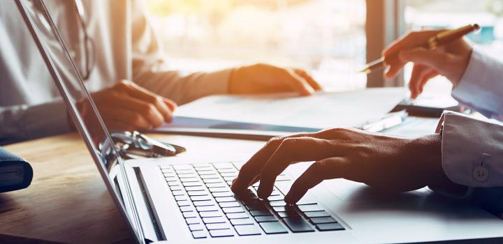 Curso virtual y gratuito "Introducción a la GIR en Uruguay" Manos de personas trabajando en una pc