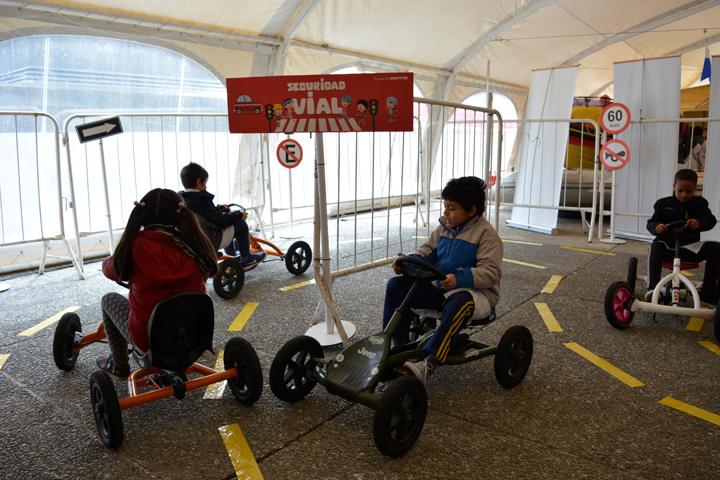 Escolares aprendiendo normas de tránsito en el Parque de la Prevención