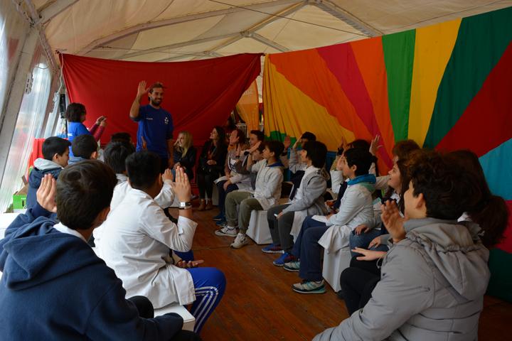 Niños y niñas de diferentes escuelas durante actividad recreativa en el Parque de la Prevención instalado en Plaza Independencia