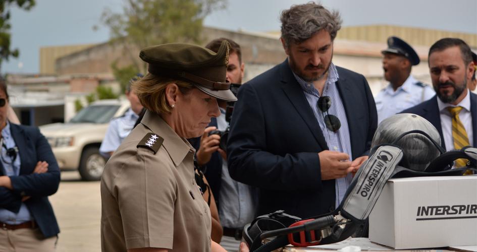 Laura Richardson y Santiago Caramés relevando los materiales donados