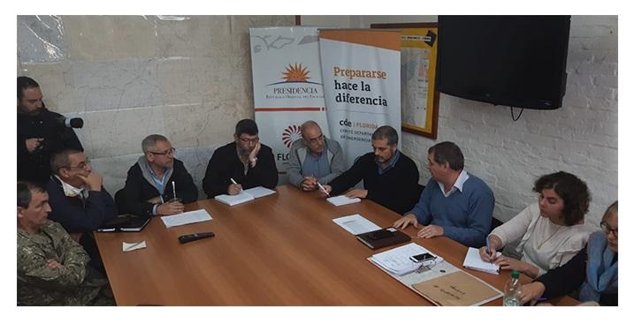 Reunión de las autoridades durante la visita.