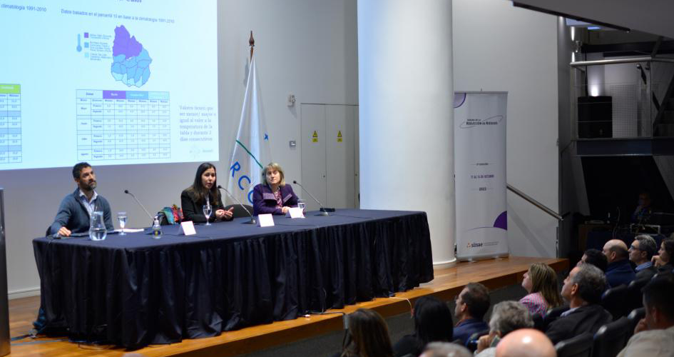 Referentes de Inumet presentando su SAT en el marco de la 5ta. SRR