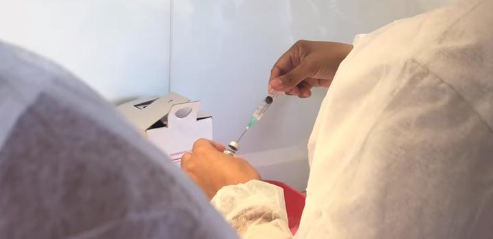 Fotograma de video publicado por MSP sobre vacunación en el Antel Arena