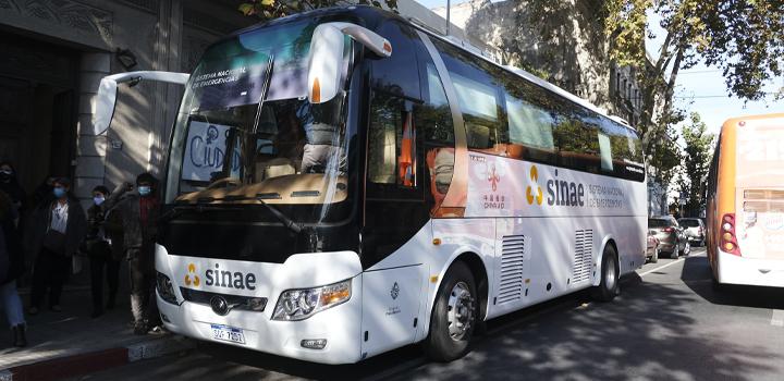 Ómnibus del Sinae oficiando de vacunatorio móvil en Uruguay y Arenal Grande Ómnibus del Sinae oficiando de vacunatorio móvil en Uruguay y Arenal Grande
