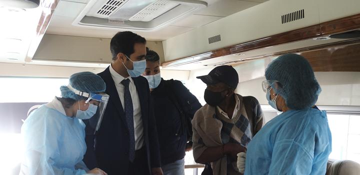 Autoridades del MSP en el ómnibus del Sinae funcionando como vacunatorio móvil 