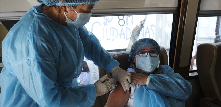 Personal de la salud aplicando vacunas contra COVID -19 de acuerdo a estrictos protocolos sanitarios Personal de la salud aplicando vacunas contra COVID -19 de acuerdo a estrictos protocolos sanitarios