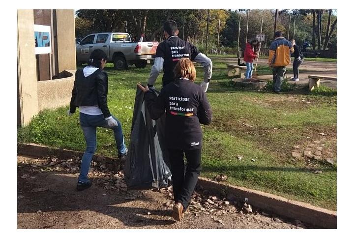 Parte del grupo de voluntarios junta basura en una plaza