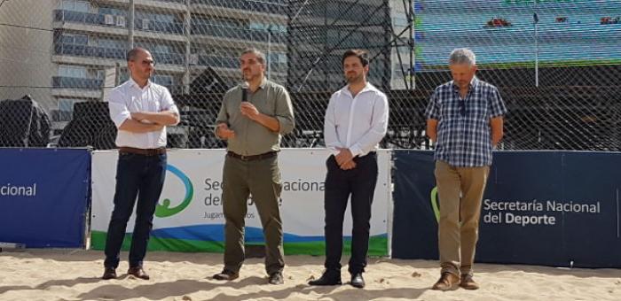 Lanzamiento de la Campaña Verano Querido Autoridades en la playa presentando la campaña