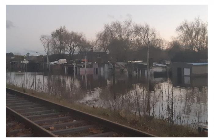 imagen de vía de tren casi tapada por el agua