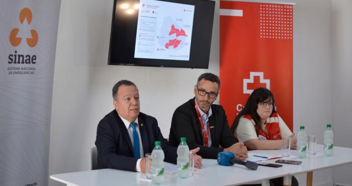 Sergio Rico, Daniel Pirotto y Paula Vairoletti en la conferencia de prensa en la sede de Cruz Roja