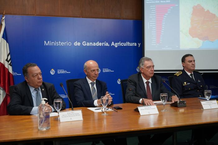 Autoridades de Sinae, Ministerio de Defensa, MGAP y Bomberos en conferencia de prensa