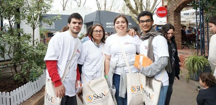 4 Personas voluntarias con indumentaria del sinae en expo prado