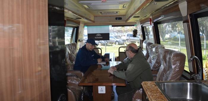 PNUD llama a cotización para reacondicionamiento de móvil del SINAE Imagen del interior del autobús, donde se ve la sala de reuniones, dentro del bus.