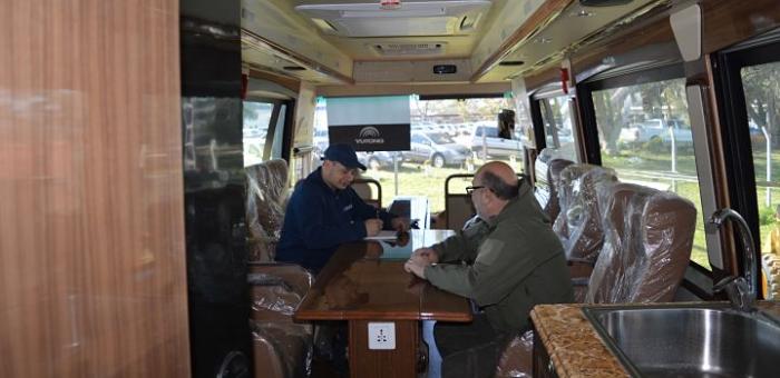 Imagen del interior del autobús, donde se ve la sala de reuniones, dentro del bus. 