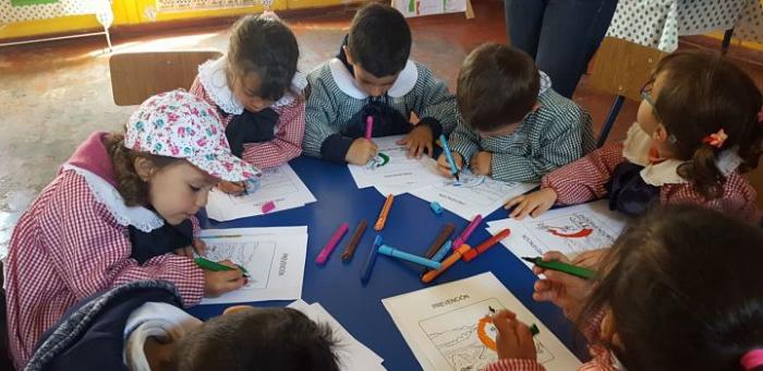 SINAE retoma acciones en escuelas rurales Escolares dibujando sobre gIR en escuela rural