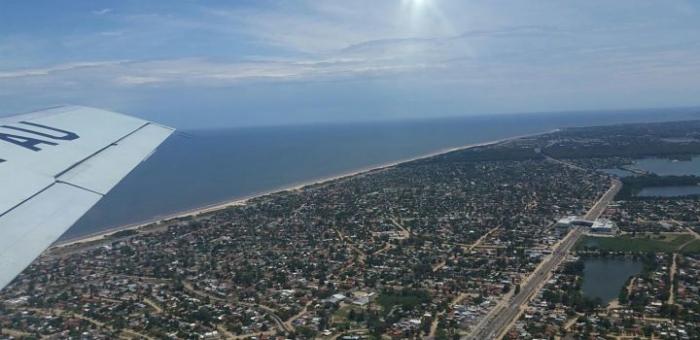 Imagen de vuelo aéreo de prevención de incendios, se ve ala de avión con inscripción de Fuerza Aérea Uruguaya