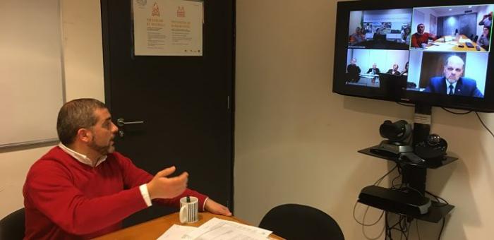 Imagen del director nacional del Sinae en reunión por videoconferencia.
