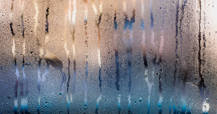 Una ventana empañada con lluvia