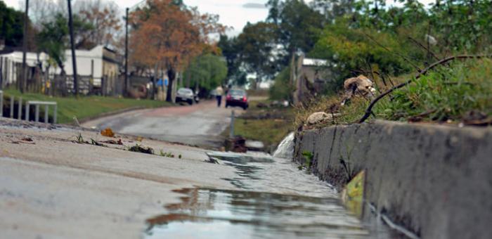 Está finalizando la fase de emergencia en las zonas afectadas por las inundaciones Un hilo de agua que correo por la calle