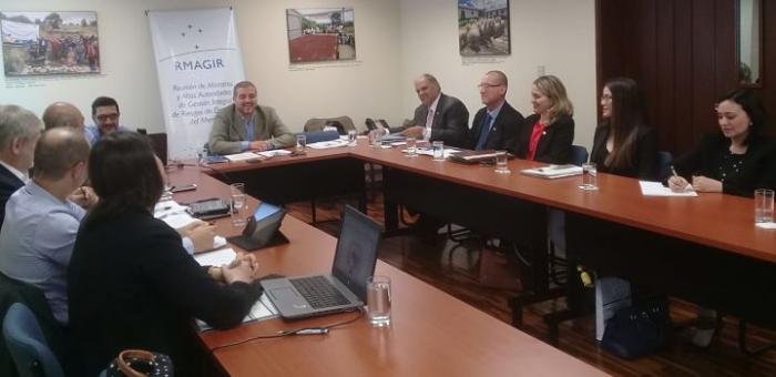 Reunión de Ministros y Altas Autoridades de GIR en Buenos Aires Autoridades del Remagir reunidas en torno a una mesa