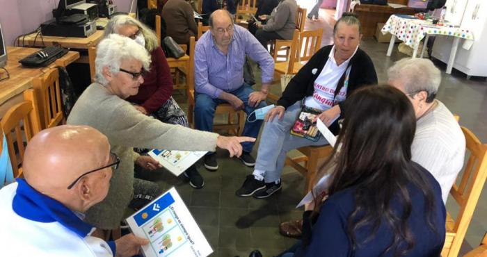 Taller de sensibilización sobre GIR con personas adultas mayores en el Centro de Día de Juan Lacaze