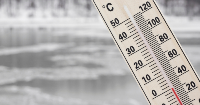 Imagen ilustrativa de ola de frío: termómentro marcando temperatura bajo cero