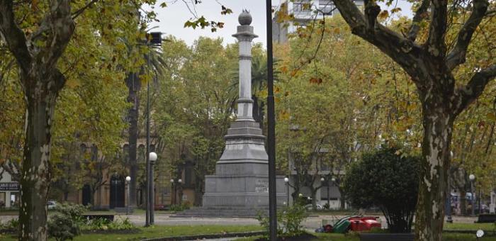 Arbolado de la plaza principal de durazno y monumento a Colón