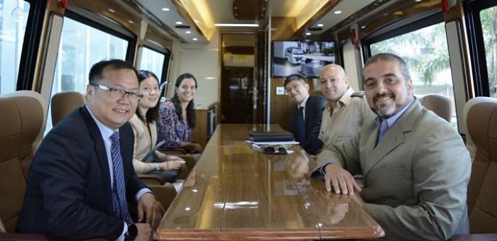 Autoridades Autoridades del Sinae y de China en la sala de reuniones del motorhome que china donó al sinae