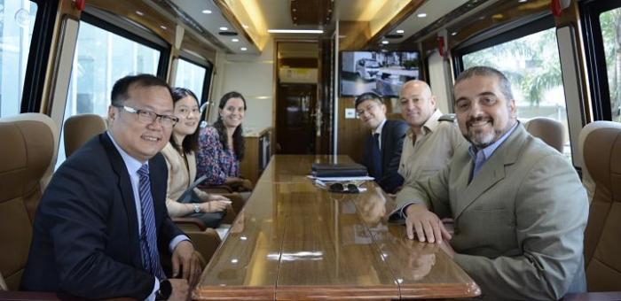 Autoridades del Sinae y de China en la sala de reuniones del motorhome que china donó al sinae