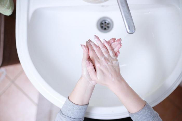 La correcta higiene de manos puede reducir hasta en un 50%  los casos de infecciones respiratorias, incluyendo el COVID-19.