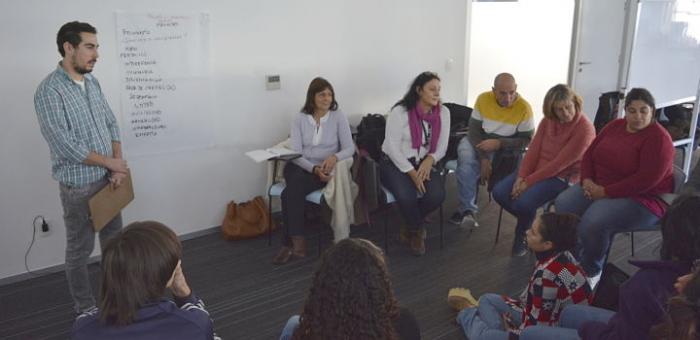 Con el apoyo del MEC el SINAE retoma proceso de capacitación de personas voluntarias Personas voluntarias realizando una capacitación.