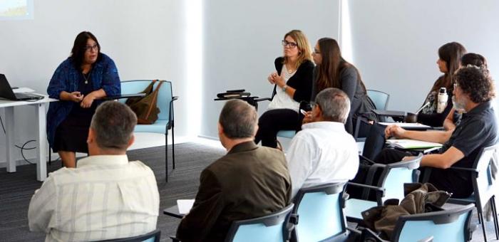 Personas sentadas en círculo, participando en una capacitación