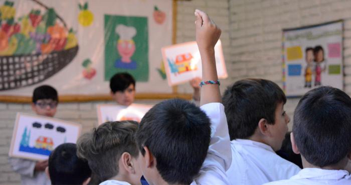 niño levanta la mano en taller de sensibilización sinae