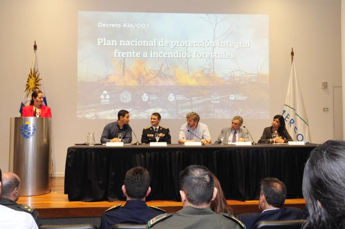 Autoridades de Inumet, Bomberos, Sinae, Dirección General Forestal y SPF en conferencia de prensa Autoridades de Inumet, Bomberos, Sinae, Dirección General Forestal y SPF en conferencia de prensa
