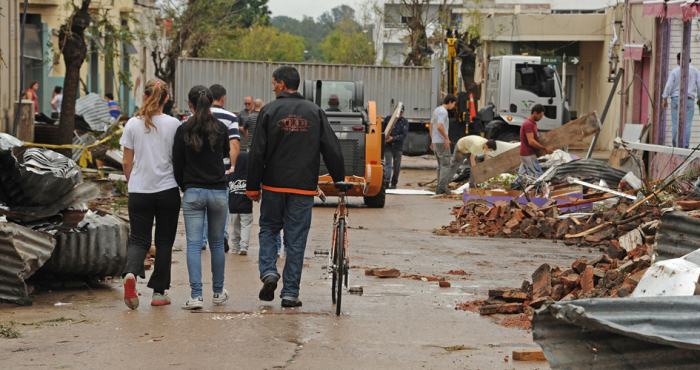 Fuente: Presidencia - Tornado en la ciudad de Dolores 15 de abril de 2016 Tornado en la ciudad de Dolores 15 de abril de 2016