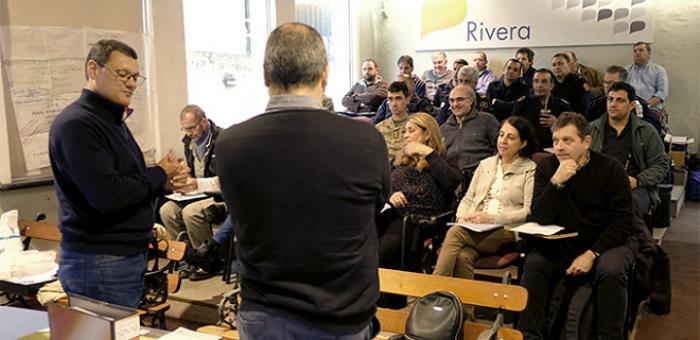 Reunión en rivera de personas integrantes de los comité, hablan el director del sinae y el coordinador de rivera